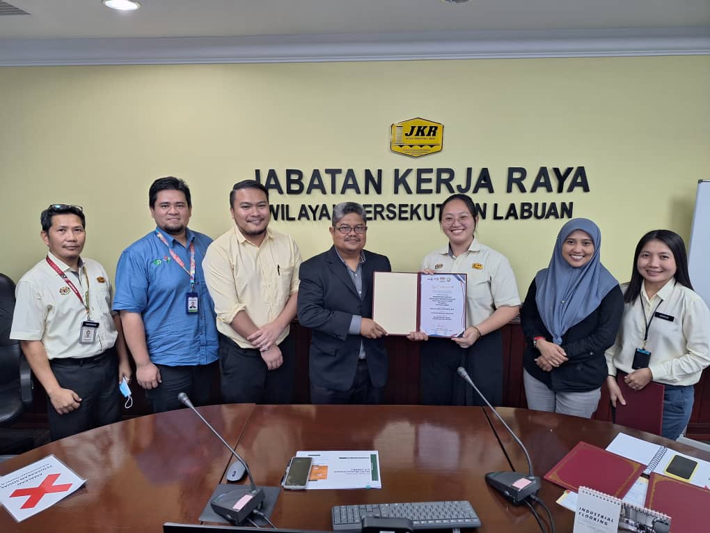 JKRLabuan's tweet photo. 24hb Julai 2023 Labuan, YBrs. Pengarah JKRWPL Menyampaikan Penghargaan Penerima Geran Mengarusperdanakan Inovasi Akar Umbi (MaGRIs) Tahun 2022 bagi Projek MULTI MEASUREMENT KIT anjuran YAYASAN INOVASI MALAYSIA dengan sokongan KEMENTERIAN SAINS TEKNOLOGI DAN  INOVASI. https://t.co/HvOMqOVUnw