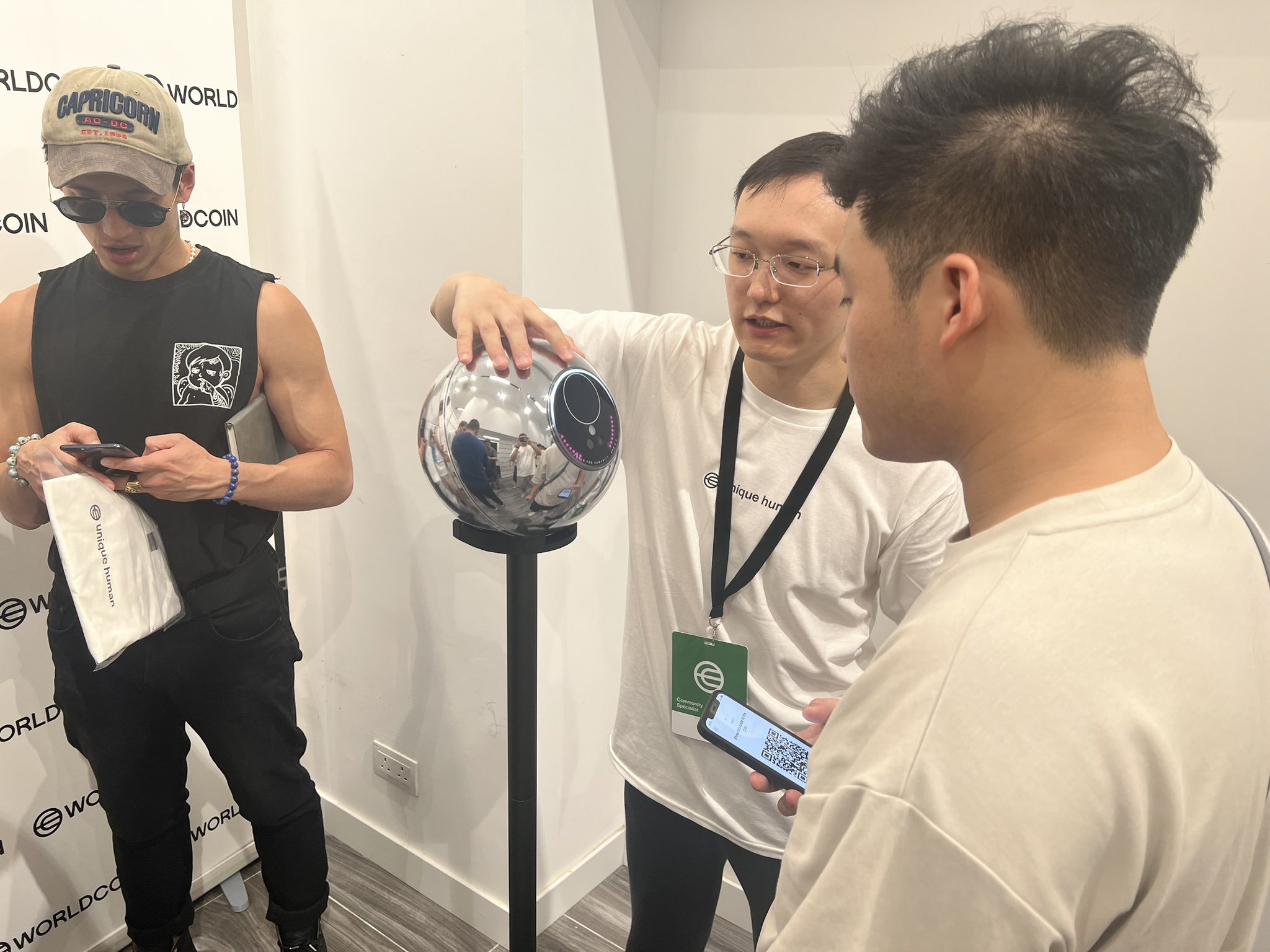 Oxray.eth（哒哒哒的小石头） on Twitter "虹膜认证一通过就送了25个WLD，价值75U，好想直接偷一个回华强北破解一下