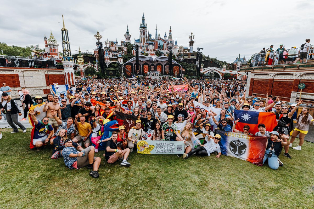 tomorrowlandnft's tweet photo. What an incredible weekend! The community surpassed all expectations. While some of you may be going home, we will remain united forever 🫶 https://t.co/rdy9oEZAjP