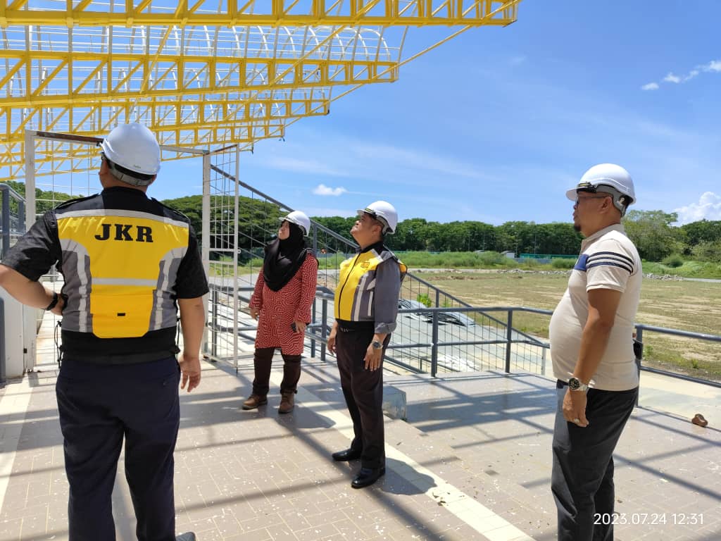 JKRLabuan's tweet photo. 24hb Julai 2023 Labuan, Tinjauan Pengarah JKR WP Labuan ke tapak Projek Naiktaraf Kompleks Belia Dan Sukan Labuan. https://t.co/96tmNyXbhJ