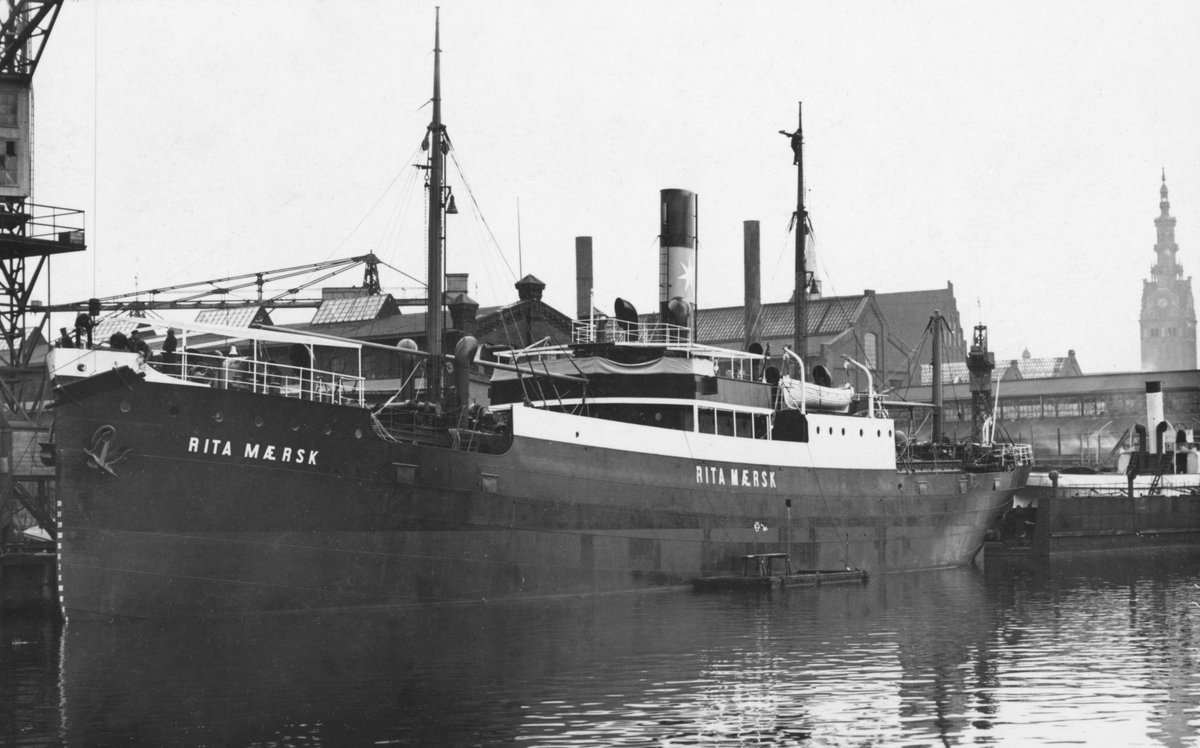 Maersk's tweet photo. Sketching out historic Maersk vessels🎨
When was the last time you embraced your artistic side? Your local harbor can be a great inspiration to your next creative project – proved here by a sketch of our historic vessel Rita Maersk🚢
#Maerskheritage #History #Artist #Inspiration https://t.co/Xf3bmzqRaG