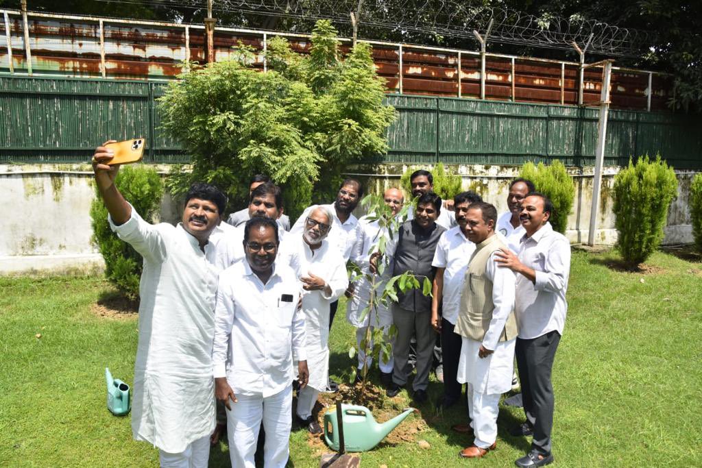 Celebrated <a href="/KTRBRS/">KTR</a> Ramanna Birthday in New Delhi, Tughlaq Road by Planting a Sapling under #GreenIndiaChallenge by <a href="/SantoshKumarBRS/">Santosh Kumar J</a> along with our fellow Parliamentarians K.Keshava Rao garu, Nama Nageshwara Rao garu and others.

<a href="/BRSparty/">BRS Party</a> <a href="/MPnama/">Nama Nageswara Rao</a>