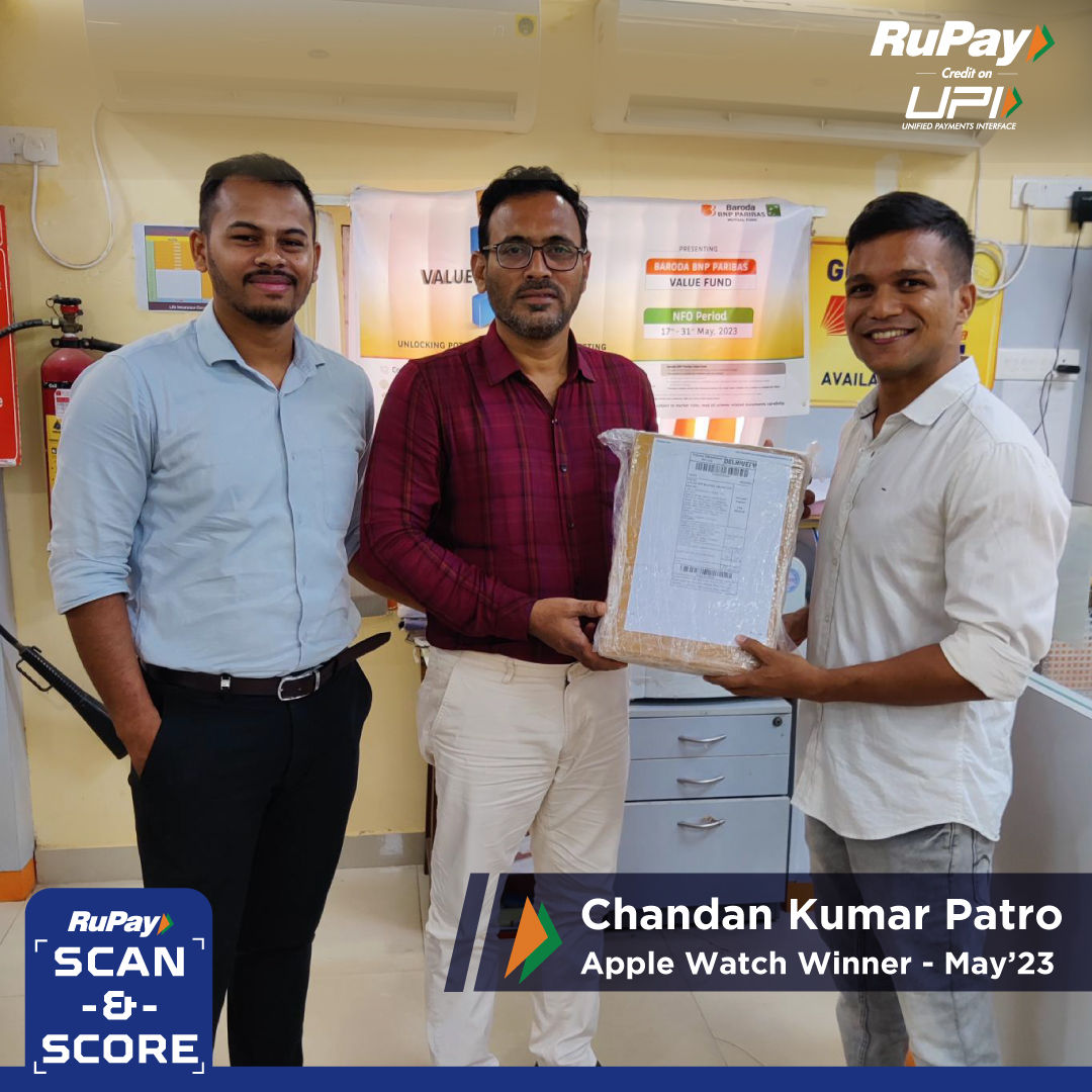 RuPay_npci's tweet photo. 🎉🏆 Esteemed bank officials from Bank of Baroda felicitating Mr. Chandan Kumar Patro as the #winner of the #RuPay Scan &amp; Score🌟📱

Congratulations on being crowned the Player of the Match and winning a well-deserved reward of an Apple Watch! ⌚️🥳

@bobcreditcard

#ScanAndScore https://t.co/75qBnvN21l