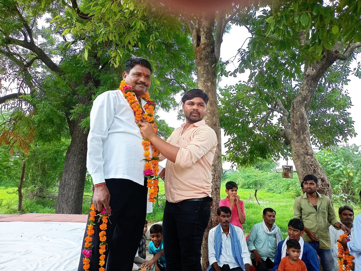 HotamChaurasiya's tweet photo. आज हमारे ग्राम पंचायत सोनी में जिला अध्यक्ष कांग्रेस कमेटी भिंड आदरणीय #मानसिंह_कुशवाह जी उपस्थित हुए नेताजी का सभी ग्रामवासियों ने स्वागत किया एवं सामाजिक चर्चा हुई।

#mansinghkuahwahji https://t.co/LF6iEHwsL2