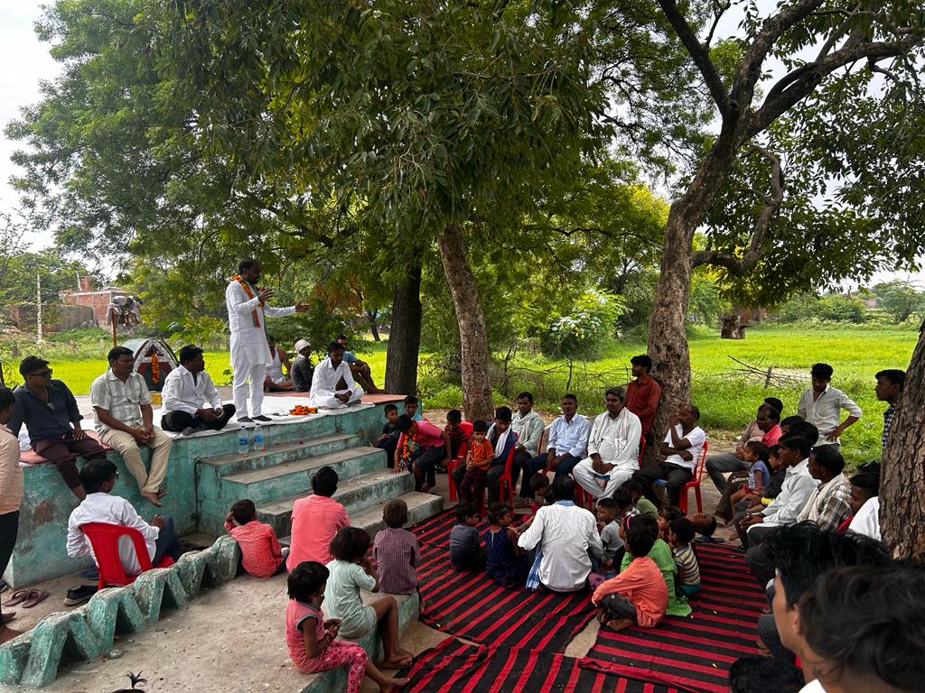 HotamChaurasiya's tweet photo. आज हमारे ग्राम पंचायत सोनी में जिला अध्यक्ष कांग्रेस कमेटी भिंड आदरणीय #मानसिंह_कुशवाह जी उपस्थित हुए नेताजी का सभी ग्रामवासियों ने स्वागत किया एवं सामाजिक चर्चा हुई।

#mansinghkuahwahji https://t.co/LF6iEHwsL2