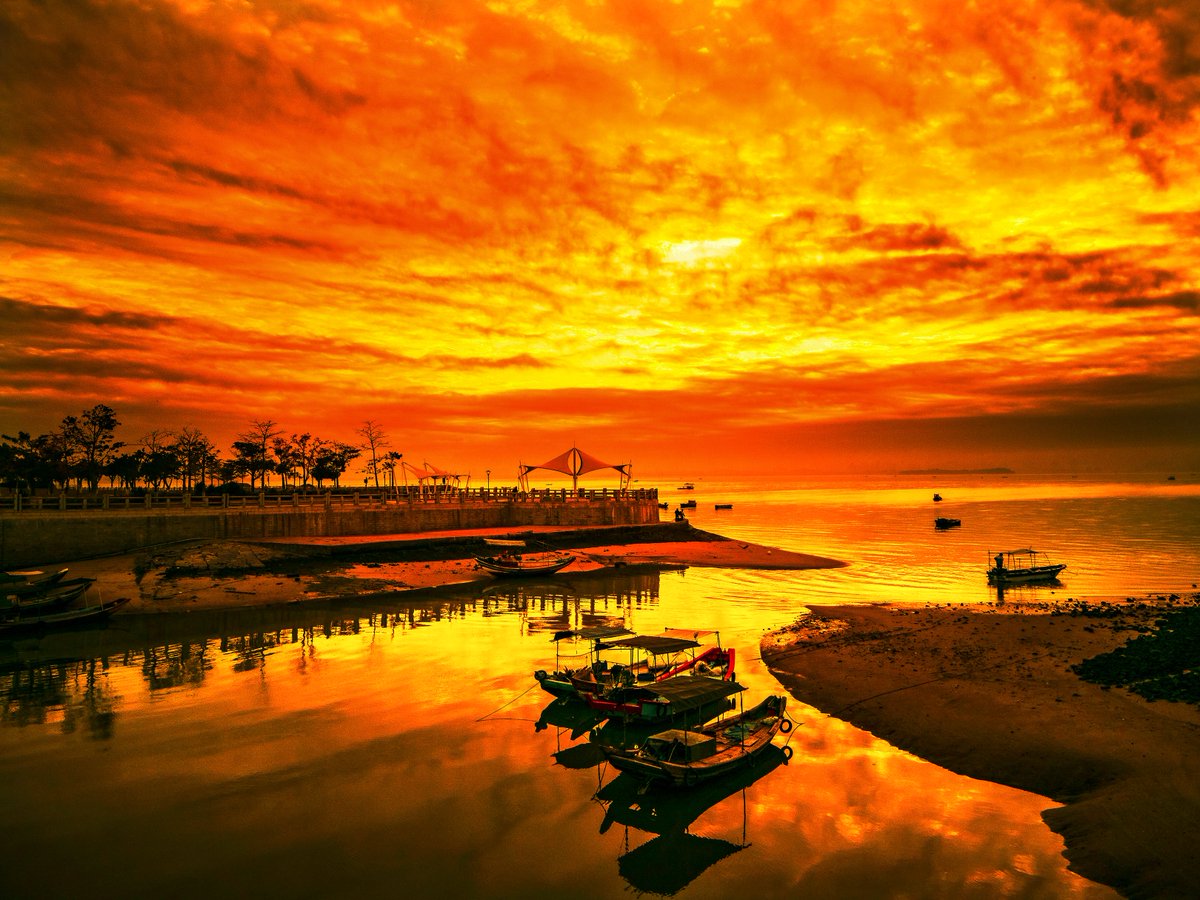 VisitXiamen's tweet photo. At Houtian Beach, the most anticipated moment while watching the sunrise is when the sun emerges from the horizon. The spectacular morning light illuminates the sky, casting a red glow on the cloud layers as if the entire sky is ablaze. #VisitXiamen #WaveLight
📷 Liu Jianying https://t.co/BgE2qaIsH0