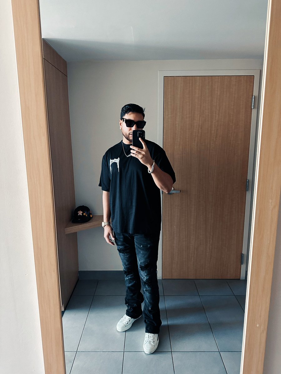 MichaelxMiguel's tweet photo. Chase a bag, don’t worry about what I’m doing. https://t.co/L4Av7iiRQO