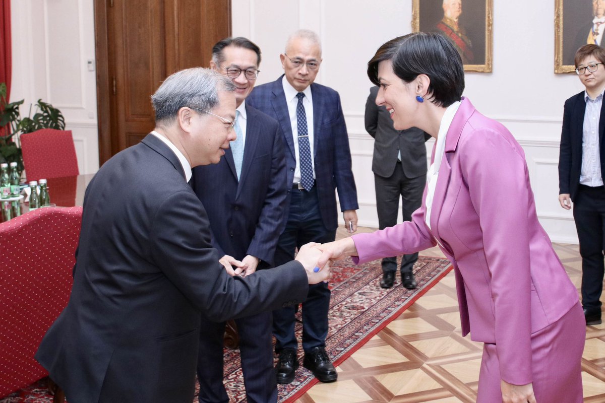 Nově otevřenou přímou leteckou linkou z Tchaj-peje do Prahy přiletěl ministr pro národní rozvoj pan Ming-Hsin Kung.

Jsem ráda, že cesta na Tchaj-wan přinesla výsledky a nadále se zasazuji o to, aby české firmy a instituce prohlubovaly vztahy s naším významným partnerem.

🇨🇿🤝🇹🇼