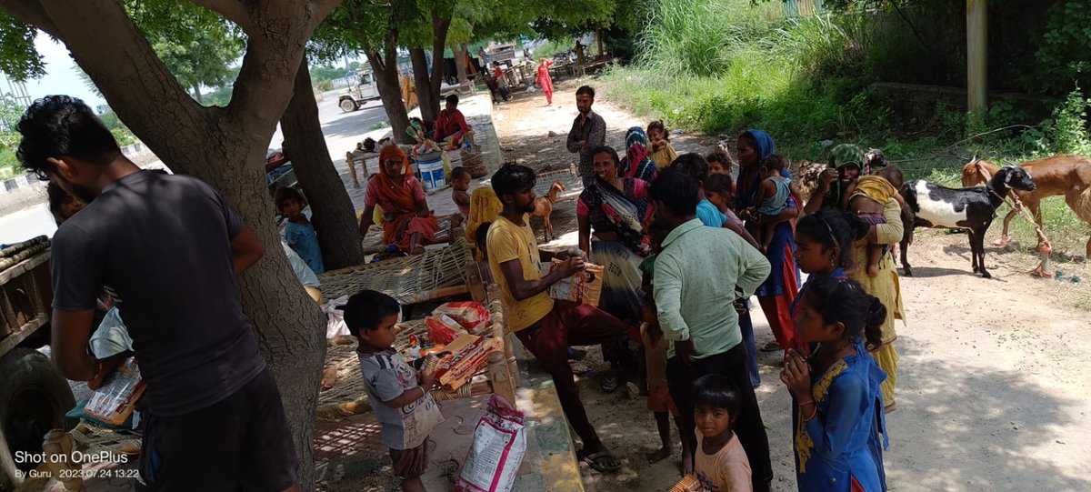 abhivadya_'s tweet photo. Dear @noida_authority We are seeking assistance for the villagers who have been resettled on the roadside (FNG to  Botnia Sec144). They are in urgent need of a Portable TOILET and a Drinkable WATER tank. Residents have already provided quick food and are arranging ration supplies https://t.co/jtnhEdkvA7