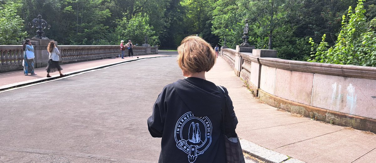 InverOutlanders's tweet photo. Last week at the Outlander Conference in Glasgow we took a shortcut through @KelvingrovePark  to @UofGlasgow  we crossed the bridge where Claire met the piper in Surrender (S3E2) nice surprise to happen upon an Outlander location we forgot was there ! 🏴󠁧󠁢󠁳󠁣󠁴󠁿🎉   #outlanderlocations https://t.co/ZQ64297jlg