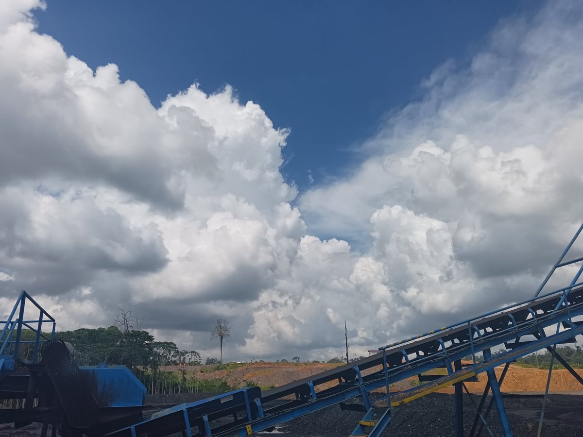 Dwiips14's tweet photo. Kita tetap memandang langit yang sama, walau ditempat berbeda https://t.co/ISL14HtU1t