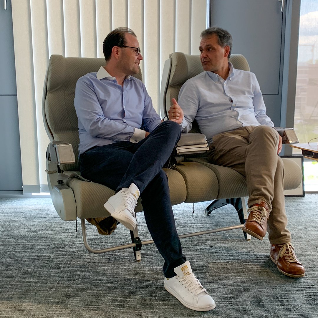 Historische Flugzeugsitze + mutige Entscheidungen: #Vorstand <a href="/VB_Mittweida/">Volksbank Mittweida</a> <a href="/leonhard_zintl/">Leonhard Zintl</a> zu Gast bei <a href="/i40zentrum/">i40 – the future skills company</a> m. <a href="/PhilippRamin/">Dr. Philipp Ramin</a> auf den original Flugzeugsitzen aus der Regierungsmaschine von #helmutkohl Richtige Personen zur richtigen Zeit. #einfachmachen #nachhaltigkeit