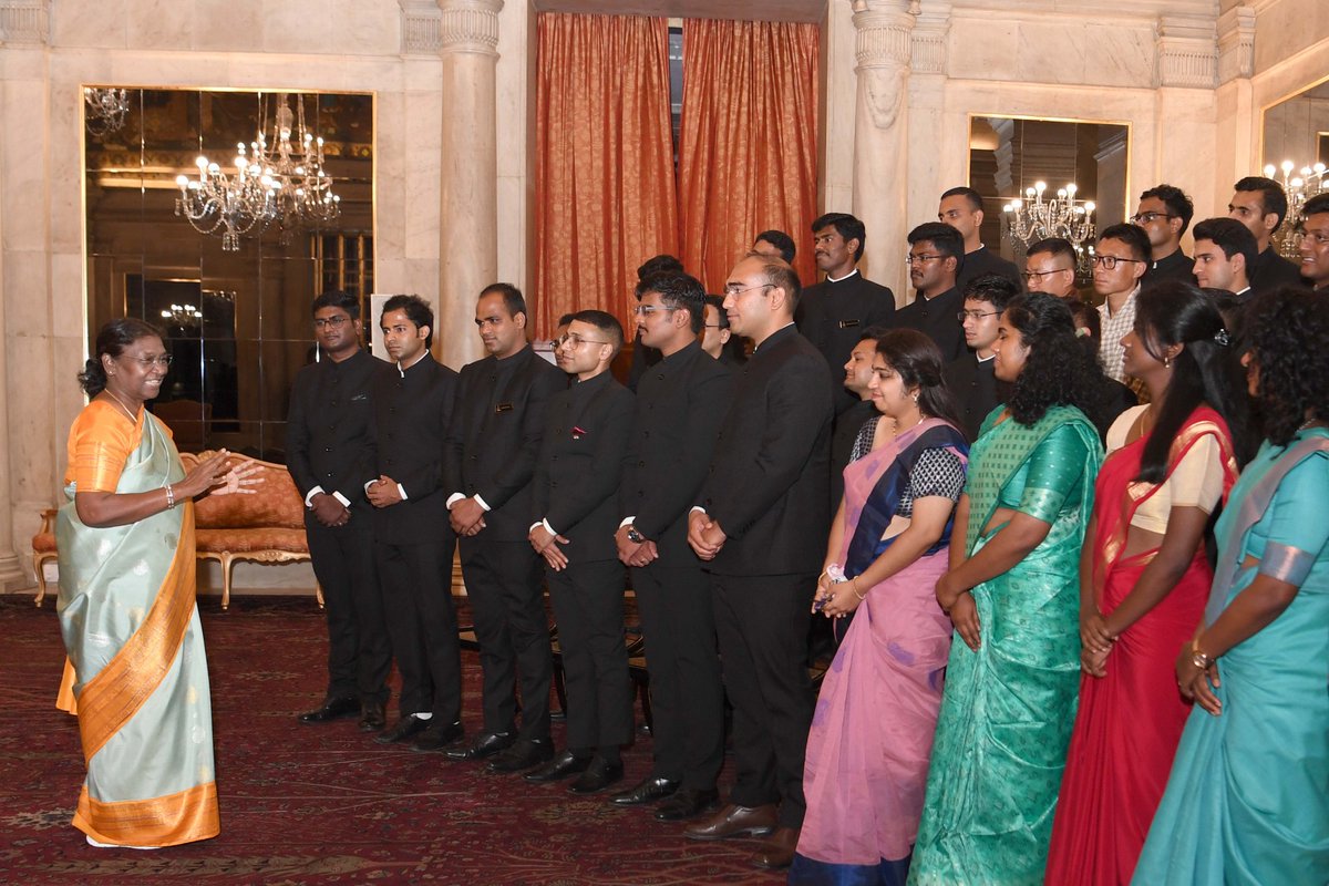 rashtrapatibhvn's tweet photo. Probationers of Indian Forest Service and Officers/Officer Trainees of Indian Defence Estates Service called on President Droupadi Murmu at Rashtrapati Bhavan.
Details: https://t.co/I0IolHsU9z https://t.co/m79yFpuHTa