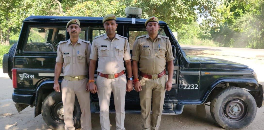 112UttarPradesh's tweet photo. #मुज़फ्फरनगर: थाना भोपा अंतर्गत रात्रि में लावारिस मिले दो पालतु पशुओ को #PRV2232 ने अपनी संरक्षा में लेकर सुबह पशु चोरी की जानकारी होने पर लावारिस मिले पशुओं को सकुशल किसान के सुपुर्द किया ।
@Uppolice
@sspzuf https://t.co/kMh8ObfJyl