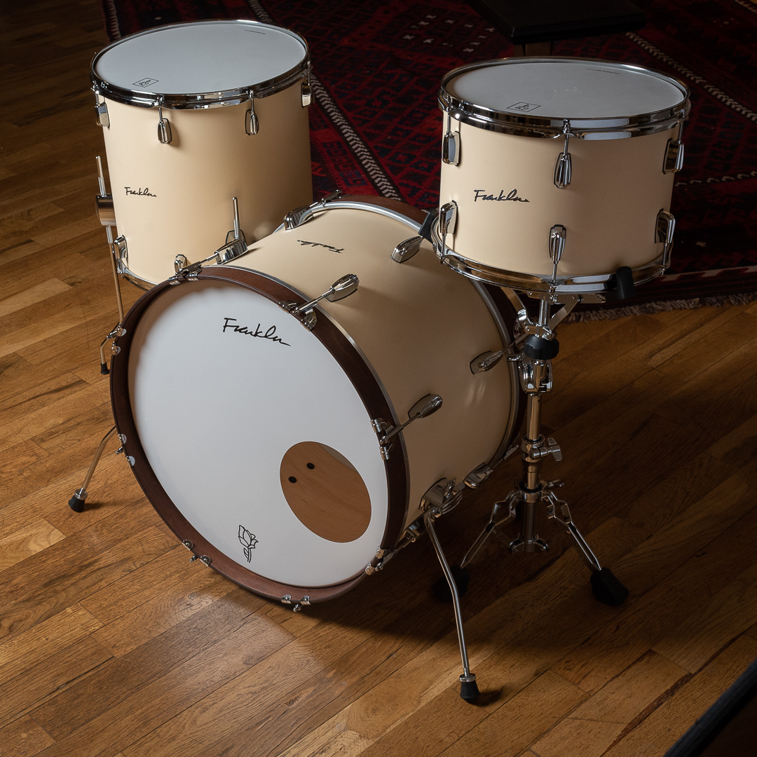 Shop this gorgeous 13/16/22 Maple drum kit in the yummy Krispy Kreme finish from Franklin Drums. Pick up your kit before these new Franklin Drums fly out of the shop! https://t.co/0iBzjNrnZF.
.
.
.
.
#chicagodrumexchange #chicagomusicexchange #franklin #drumshop #drumsdaily https://t.co/fw0lG6RmIg