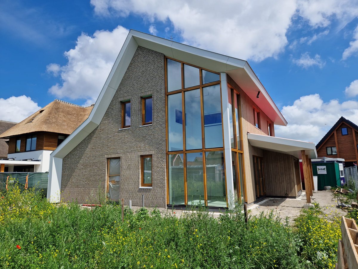 HSBeco's tweet photo. Afgelopen vrijdag is de vrijstaande biobased woning in Beverwijk getest op luchtdichtheid. Het resultaat is uitstekend; een Qv 10 waarde van 0,15 voor een vrijstaande woning in deze vorm.
Trots op het fraaie resultaat!

#luchtdicht #biobased #kakesdeurwaarder #HSBbouw #ecologisch https://t.co/c2ZzQ9ZjWw