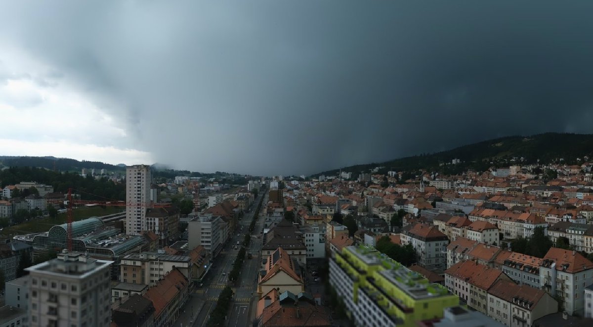Heftiges Gewitter in La-Chaux-de-Fonds. Es besteht den Verdacht auf einen Tornado oder einen extremen Downburst. Die offizielle Station meldete eine Windspitze von 217 km/h. Diese Information müssen erst bestätigt werden, auf alle Fälle hat es Schäden gegeben. (me)