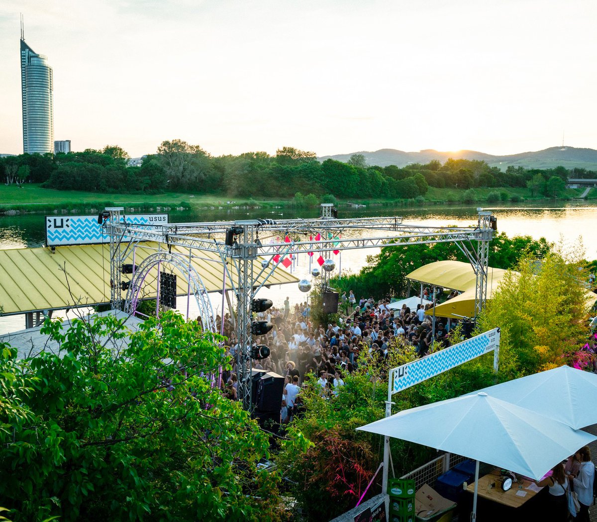 Vienna_Sound_VL's tweet photo. #ElectronicBeats: Summer of Joy 
Technik: https://t.co/MEdSKQcSbk
Mehr auf: https://t.co/2FVBl9Lr68
@buerowien
© Nils Leon Brauer

 #VSVL #ViennaSoundViennaLight #Eventtechnik #Veranstaltungstechnik #Bühnenbau #Bühnentechnik #Tontechnik #Lichttechnik #Event #OpenAir #Rigging https://t.co/3AAsfkspkm