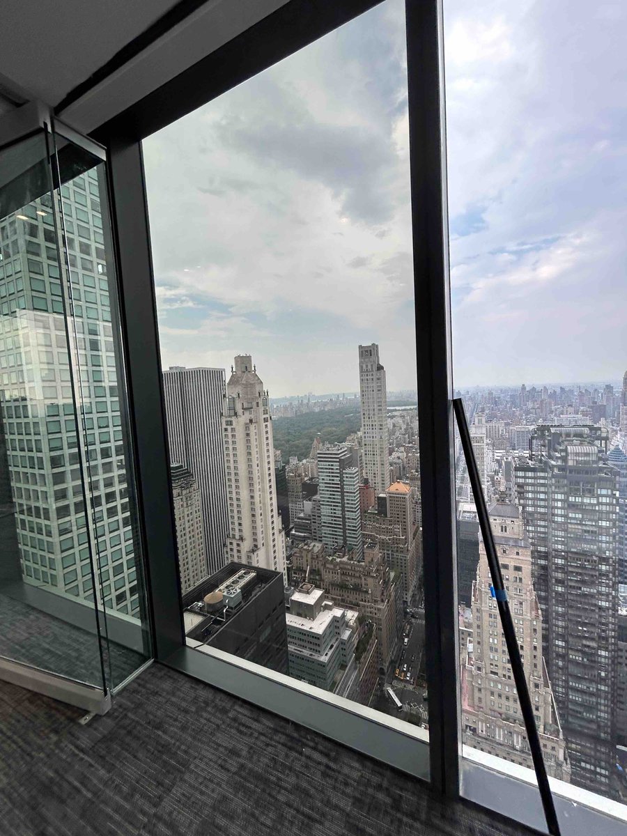 getLayr's tweet image. Loving the 🏙️ 👀 views from our latest project on Park Avenue!  3M Prestige 40 is a workhorse to reduce excess heat and glare, with a natural aesthetic profile.  #layr #parkavenue #midtown #NYC