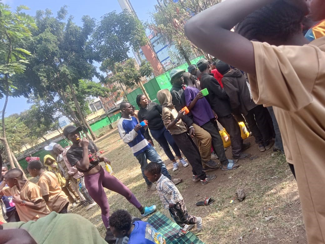 CrimeSiPoaKenya's tweet photo. The purpose of life is not just to live but make a difference in someone's else life, however little it is. Our #Ujusato programme went on at Lions Garden in Nakuru, feeding 108 street kids. We used the opportunity to talk to them about #SRHR 
#CSPonthemove @Global4Children https://t.co/p6yg7mUaWv