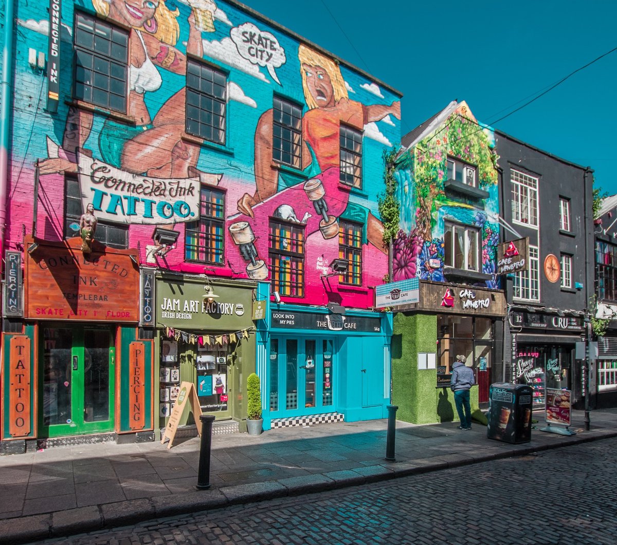 battlefacePlan's tweet image. Dublin isn't just about the Black Stuff (although it does do a great pint!).

From following in the footseps of James Joyce to experiencing its legendary music scene, the city is a perfect #weekendbreak.

What are your top tips for visiting Ireland's capital?