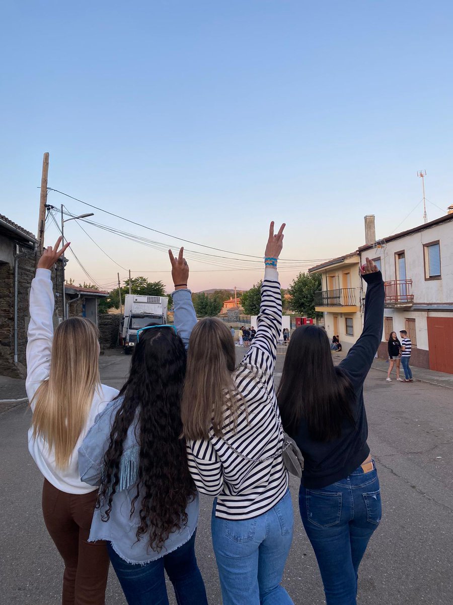 Lauuuris tweet media