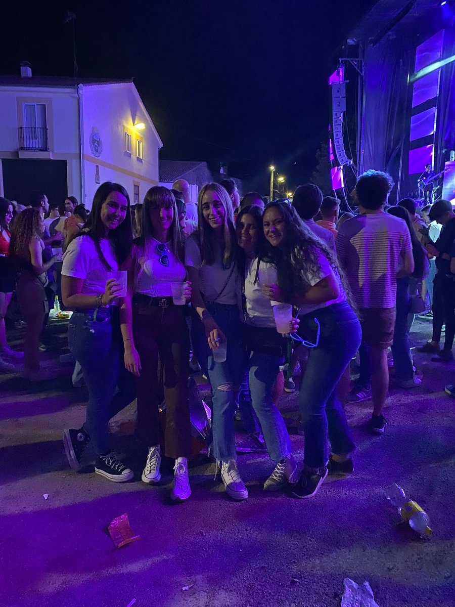 Lauuuris tweet media