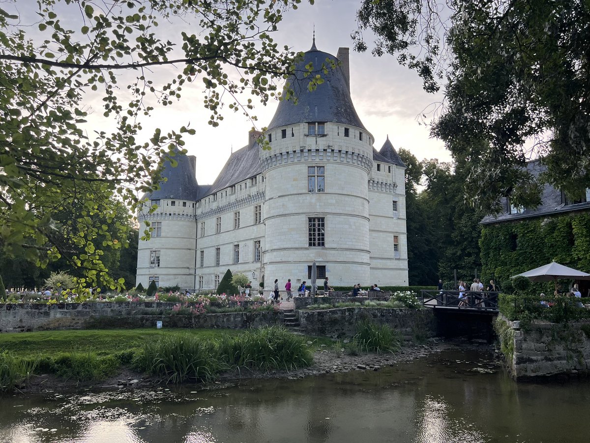 manonbna's tweet photo. Soirée d’été au Château de l’Islette ☀️🌸 #ValdeLoire #MagnifiqueFrance https://t.co/Aypi8CBQzY