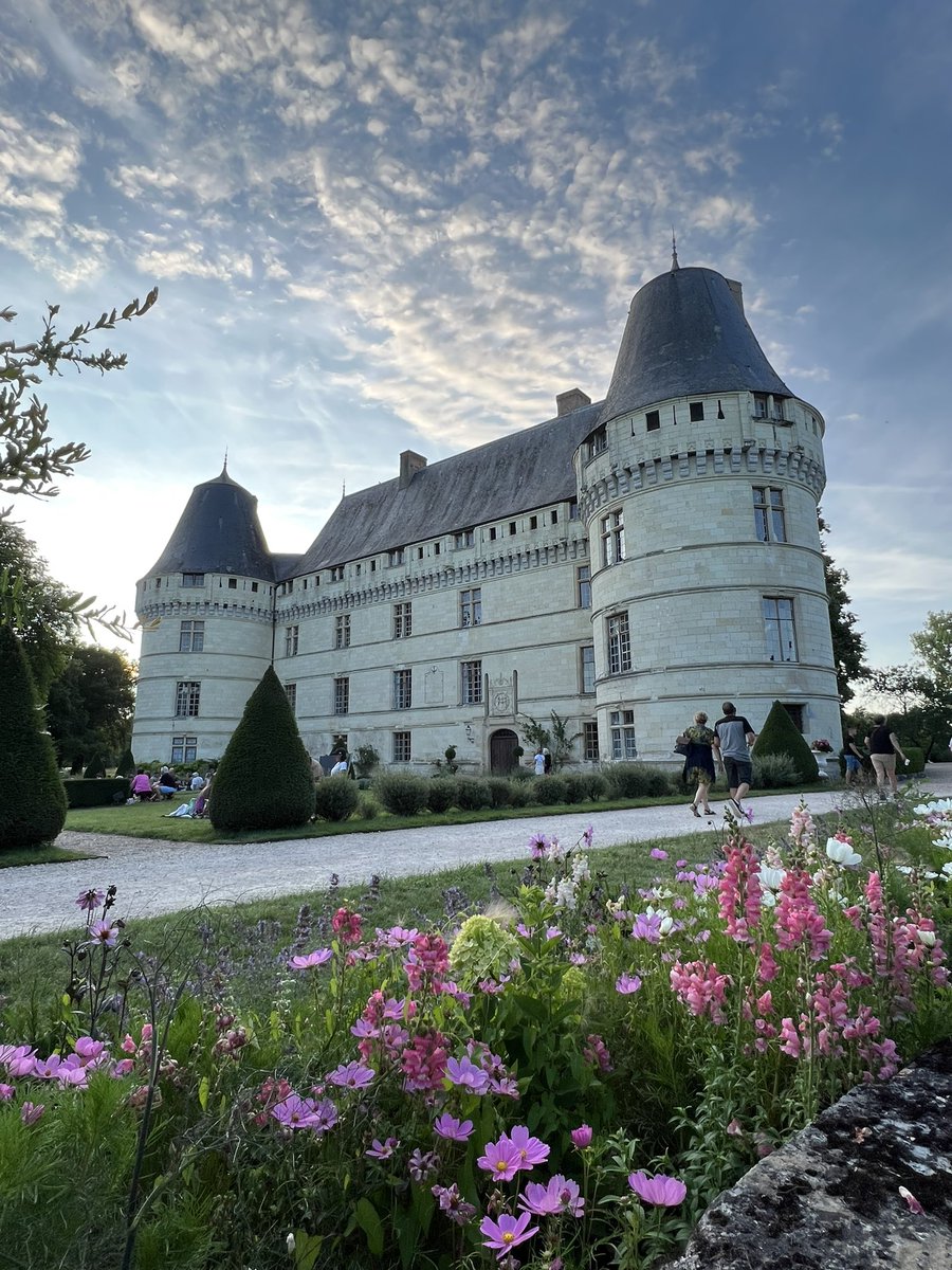 manonbna's tweet photo. Soirée d’été au Château de l’Islette ☀️🌸 #ValdeLoire #MagnifiqueFrance https://t.co/Aypi8CBQzY