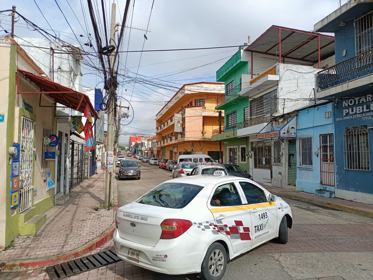 xevtfm's tweet photo. 🚖 Las unidades particulares y de transporte público se desvían hacia la calle #Peredo, para buscar salir a la avenida 27 de Febrero.
🚧 Al estar cerrado el malecón, la calle #Arista sirve de alivio para ir al centro de #Villahermosa https://t.co/2M8WP0SZgv