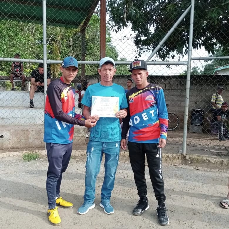 Promotores del Instituto de Deportes de Tinaquillo estuvieron presentes en la Gran Final del I Torneo Interbarrios de Softbol.

La noticia 📰: instagram.com/p/CvCvm5trIBz/…

#FernandoElAlcaldeQueSiCumple
#VamosVamosTinaquillo