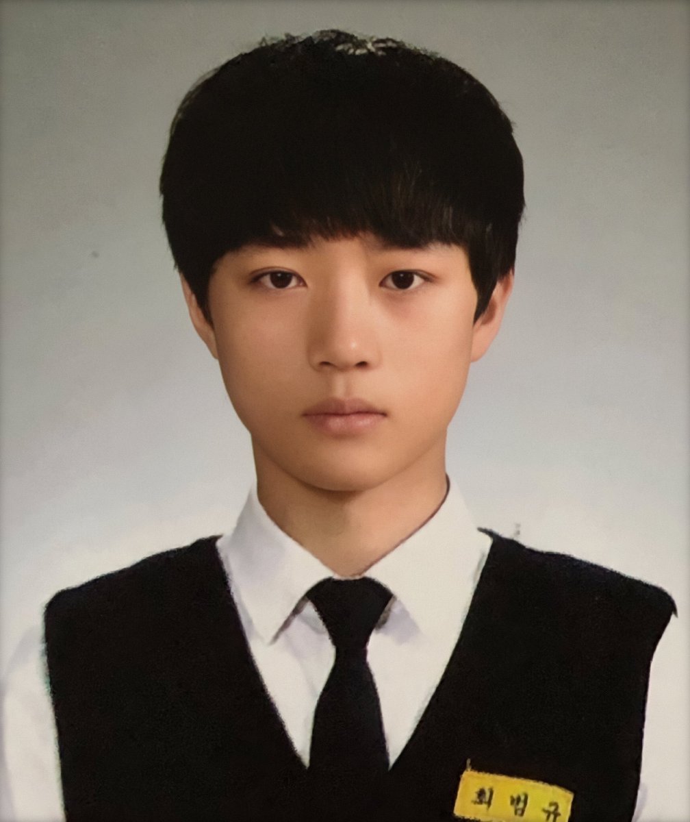 1n_only_TH's tweet photo. 같이 알바하는 언니가 범규랑 같은 중 다녔대서 썰 몇 개를 들었는데 너무 마음이 힘들어..  범규가 선도부했을 때 여학생들이 일찍 가면 범규 볼 수 있으니까 학교 일찍 가고 그랬대ㅋㅋㅋㅋㅋ그리구 눈 왕방울만하고 잘생겼는데 말이 너무 없어서 진짜 인형 그 자체였다고...🤦🏻‍♀️ https://t.co/Aj28u7opUV