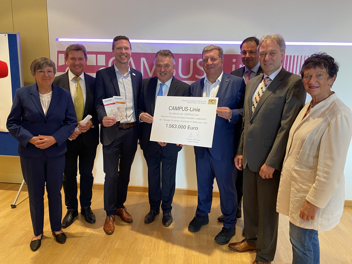 BauenBewegen's tweet photo. StM Christian Bernreiter heute bei 2 Förderbescheidübergaben in #Kulmbach. 1. Förderung der CAMPUS-#Buslinie: Verbindet Hochschulstandorte Bayreuth, Thurnau, Kulmbach und Kronach miteinander. 2. Förderung Studie klimafreundlicher #SPNV-Betrieb auf der #Oberfranken-Achse. https://t.co/Ar8nuLRcti