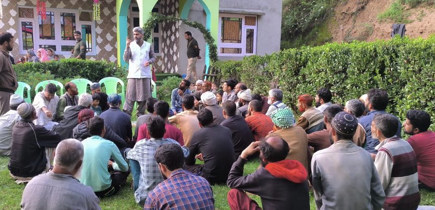 MSaleemParay's tweet photo. Continuing with public outreach program and going from habitation to habitation for restoring the lost belief and faith!!!
People seeing a ray of hope in @ghulamnazad sahib.

#JKWithAzad https://t.co/1HlZjGHCCQ