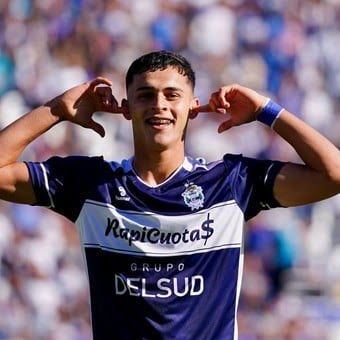 joronado's tweet photo. @CATalleresdecba y #Gimnasia se enfrentaron oficialmente 43 veces (siempre en 1°), con una paridad absoluta.

Ganaron 15 partidos cada uno e igualaron 13.

Jugadores con ambas camisetas:
Roberto Depietri
Luciano Leguizamón 
Braian Robert
Iván Borghello
Luis Rueda 
RAMON SOSA... https://t.co/kTfHNBT25k
