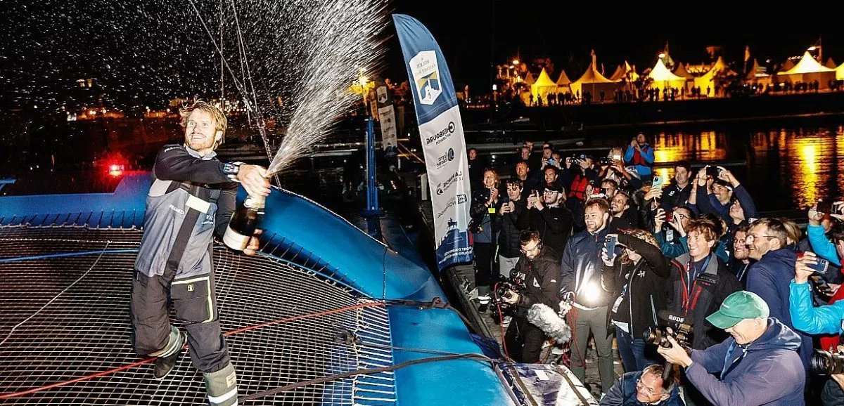 FondationMer's tweet photo. [ROLEX FASTNET RACE]
🏆Premier arrivé, le trimaran @SVRLazartigue skippé par @francoisgabart et Tom #Laperche ! 
👉Retrouvez-les pendant l'Arkea Ultim Challenge avec La Course Bleue, un programme pédagogique #Kresk4Ocean et @FondationMer @education_gouv
➡️https://t.co/XXnPbFGhwz https://t.co/2bdtZNULlu