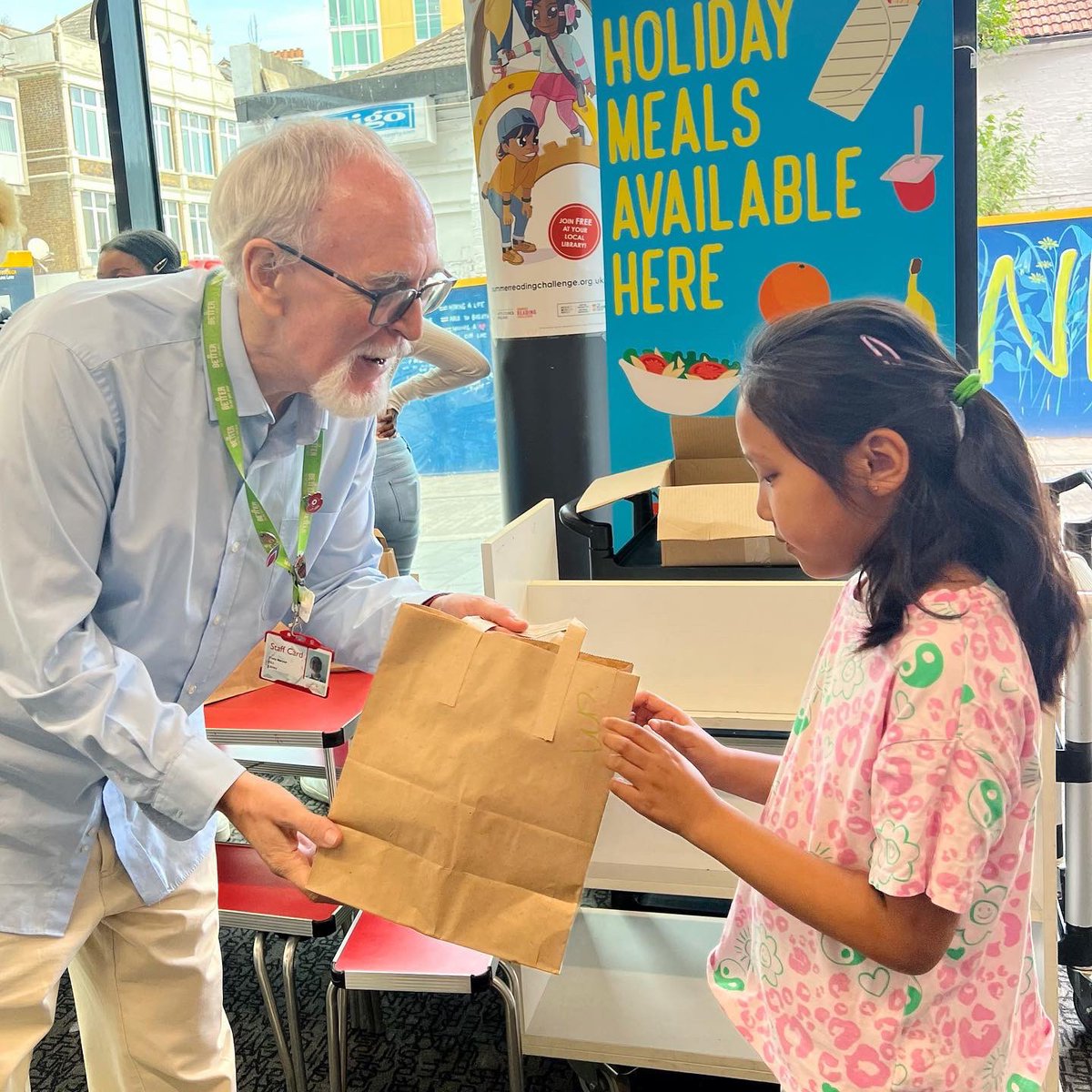 WoolwichLibrary's tweet photo. Free Holiday Meals for children today provided by @GLL_UK, @Royal_Greenwich & @GCDAUK at #WoolwichLibrary! Great nutritious food provided for all π₯ͺ Come along Monday-Friday at 12pm throughout the summer holidays! π #ReadAndFeed @Better_UK #HealthyEating @greenwichlibs https://t.co/lXyglhjAPY