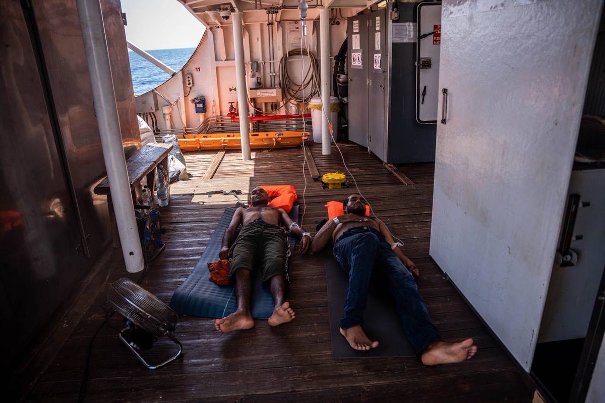 Hoy 73 personas han sobrevivido al #Mediterráneo después de haber zarpado hace varios días del infierno de Libia.

Ahora están a salvo a bordo del #OpenArms, que se dirige hacia el puerto de Nápoles, designado por las autoridades italianas para su desembarco.

Mientras muchos