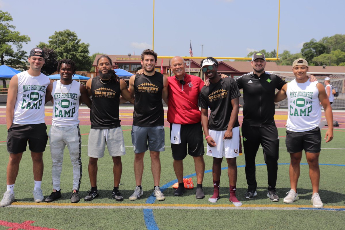 SQUAD! Thank you to all the young men who sacrifice their weekend to join me in teaching and inspiring all of these young players! #WeAreOne🌎 #HavingTheMostFun😉<a href="/mikeyho_9/">Mike Hohensee9️⃣</a> <a href="/aidanvlombardo/">Aidan Lombardo</a> <a href="/KayJay20_/">Coach Kamo</a> <a href="/PieperAidan/">Aidan Pieper</a> Davion Mitchell D-Mo Mike Bertshinger