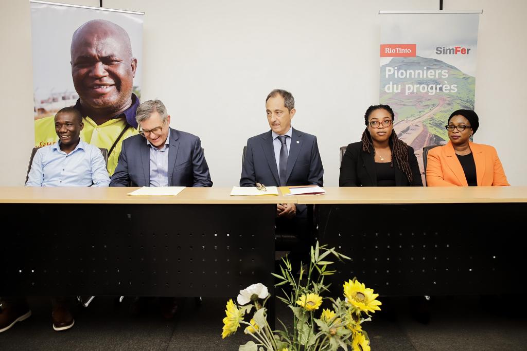 RioTintoSimFer's tweet photo. Nous sommes fiers d'annoncer la signature d'un contrat de 300 millions de dollars avec @motaengil pour accélérer les travaux préparatoires sur notre #mine de Beyla. 
Pour en savoir plus, cliquez ici - https://t.co/o1loCuqq8x #Simandou https://t.co/1Qs2wmqI38