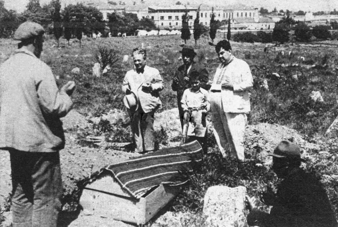 Afife Jale ( 1902-24.07.1941)

4 kişilik bir cenaze töreni. Tiyatrocu Behzat Butak, Sait Köknar ve küçük oğlu Ergun Köknar ile ismi bilinmeyen bir kişi daha, iki mezar kazıcıyla birlikte Afefe Jale'nin tabutun başında dua ediyor :,-(
#AfifeJale