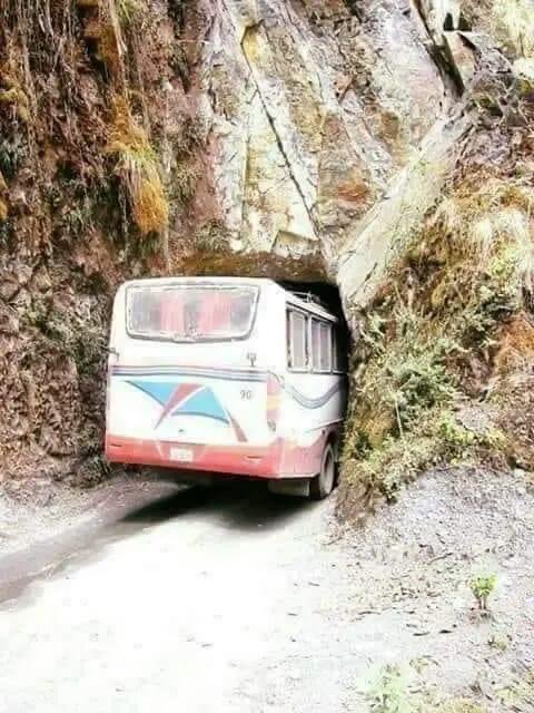 #قصة_رائعة_جداً 
أقامت إحدى المدارس رحلة ترفيهية لطلابها
الصغار 
و في الطريق صادفهم نفق اعتاد سائق الباص
المرور تحته، مكتوب عليه الارتفاع ثلاثة أمتار .

لم يتوقف السائق لأن ارتفاع الباص كان ثلاثة أمتار ايضًا لكن المفاجأة هذه المرة كانت كبيرة فقد
احتك الباص بسقف النفق وانحشر في