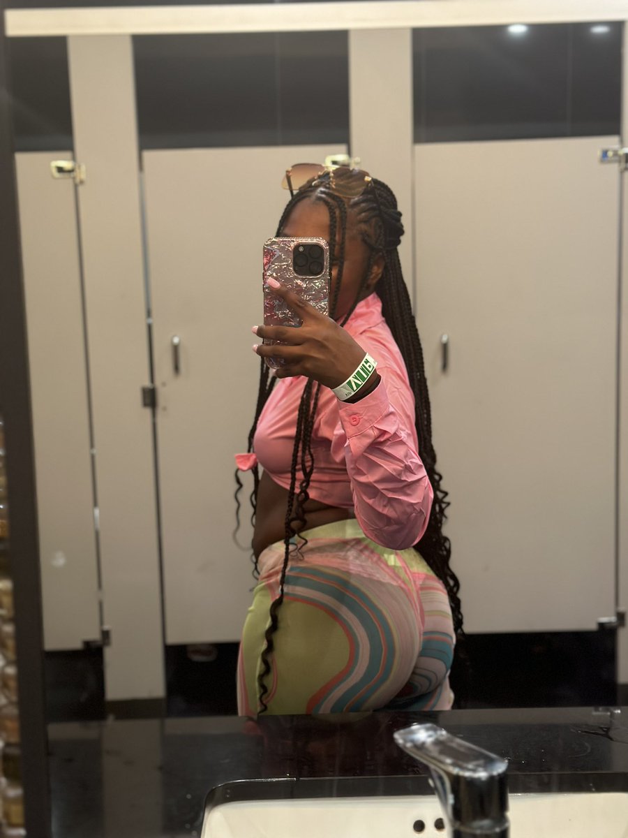 _goddesszee's tweet photo. You wish you could grab it huh? Too bad loser. Start sending for this amazing view 

Findom paypig humanatm sub ebony domme cashapp wishtender https://t.co/NNxt5Huzm2