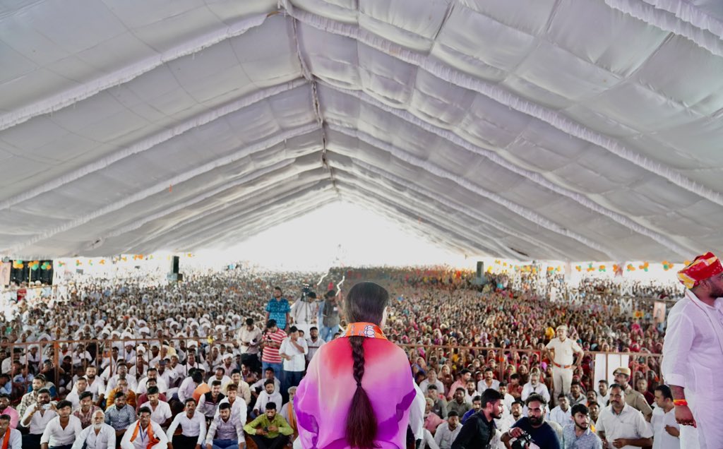 अब वक्त आ गया है 2003 और 2013 को दोहराने का, पर हाथ पर हाथ धर कर बैठे रहने से काम नहीं चलेगा। कांग्रेस को परास्त करने के लिए हमें मोदी जी की उपलब्धियां, हमारी पिछली भाजपा सरकार के काम, कार्यकर्ताओं का अथक परिश्रम और हमारी एकजुटता जो हमारे असली हथियार हैं, उनके माध्यम से लड़ाई