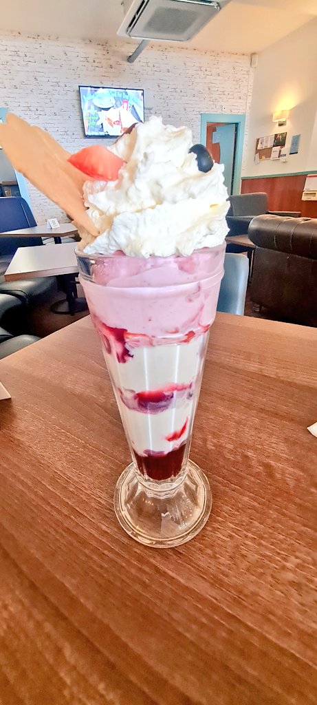 CTywydd's tweet photo. A little treat in Porthcawl! #knickerbockerglory https://t.co/TqRwuyeQUO