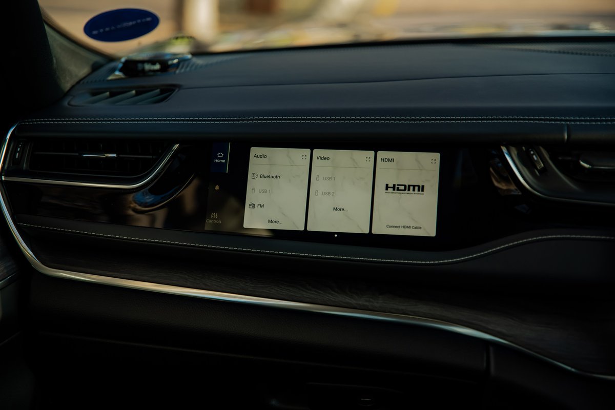 mpho_shami's tweet image. I recently got behind the wheel of the 5-seater @Jeep_SA Grand Cherokee. If you ask me, I much prefer this model over its 7-seater sibling. The range kicks off at a little over R1.3Million. My full review is now live on YouTube: youtu.be/Uw7CDAy0yyo Don't forget to subscribe!