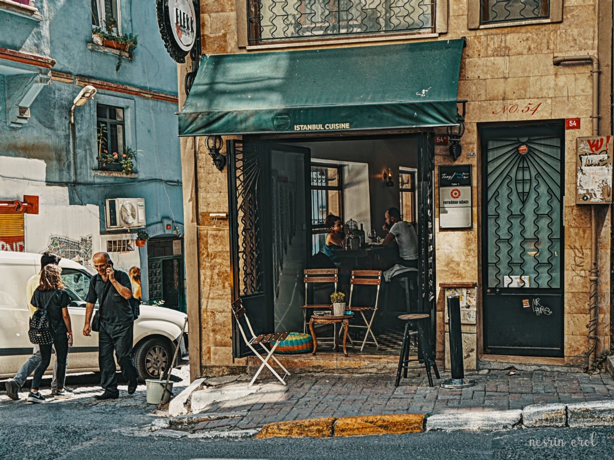 #İstanbul #fromstreetswithlove #dreaminstreets #capturestreets   #Cafe #timeless_streets #streetphotographyworldwide #hcsc_street #obscureshots #streetphotography #cafés #streetphotographers