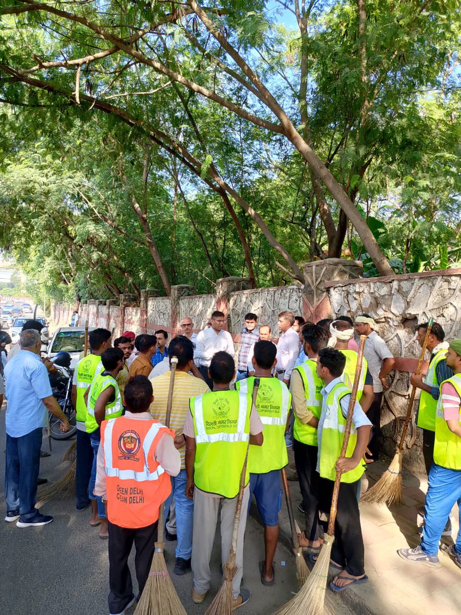 Inspection of sanitation work by Sh. Kumar Abhishek, IAS, DC KBZ with the field staff as well as Officers of Vande Matram Marg, near Dhula Kuan dated 24.07.2023. #inspection #morninginspection @LtGovDelhi @OberoiShelly @GyaneshBharti1 @MCD_Delhi