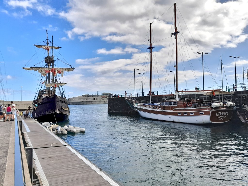 SilviaCorreia05's tweet photo. Good afternoon! 🌤
Port views. ⛵️⚓️
#MondayMotivation
#FunchalPort #Funchal #MadeiraIslands🏝 https://t.co/RK00zzehpv