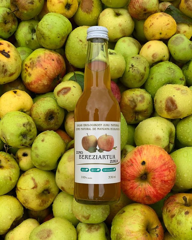🍎¿Te apetece un refresco natural? 

Prueba el zumo de manzana Bereziartua, elaborado con manzanas 100% ecológicas para ofrecerte todo el sabor y frescura de la fruta.